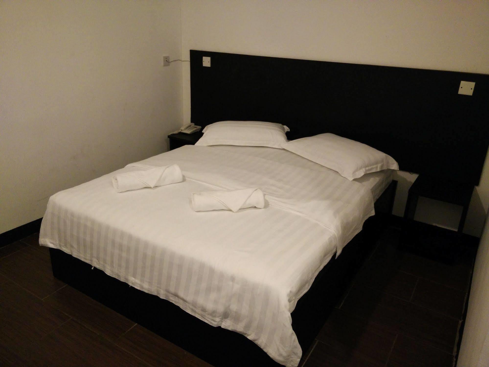 Super Oyo 43959 Astana Hotel Tawau Bagian luar foto